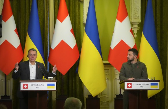 رجلان يتحدثان في مؤتمر صحفي أمام أعلام سويسرا وأوكرانيا