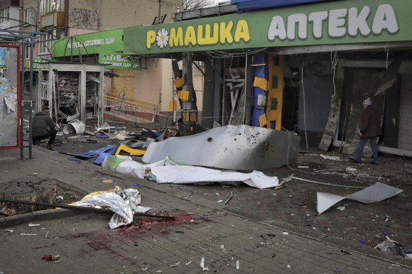 爆撃されたウクライナの商店