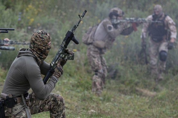 Combattente mascherato in Ucraina