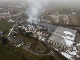 L'entrepôt, servant notamment de caves à fromages, a été éventré sur au moins la moitié de sa superficie.
KEYSTONE/ANTHONY ANEX (sda-ats)