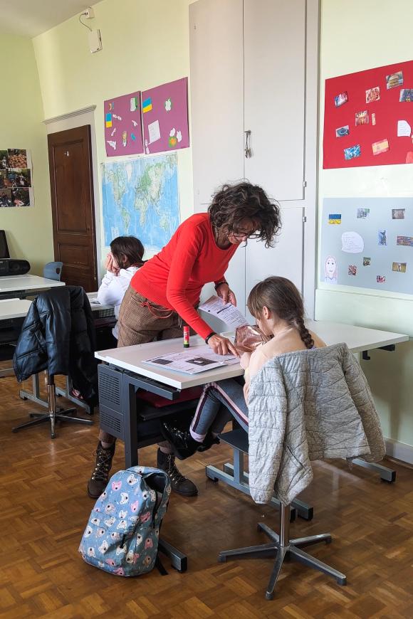 Ein junges ukrainisches Mädchen und ihre Lehrerin in der Schule in Aubonne