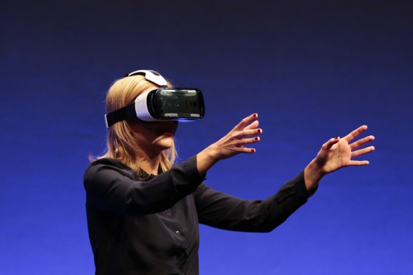 Una mujer con gafas de realidad virtual