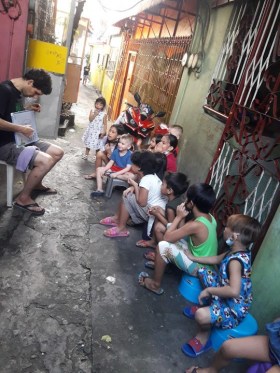Simon enseñando a los niños de la calle