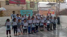 niños con un diploma en mano
