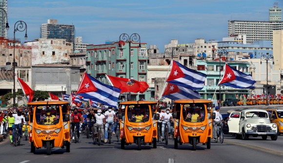 Mototaxis mit kubanischen Flaggen unterstützen die Regierung