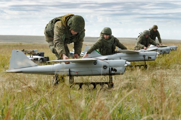 Militärangehörige mit Dronen