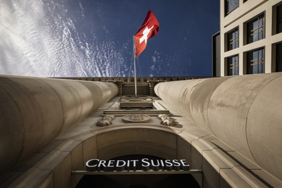 Credit Suisse mit Schweizer Fahne