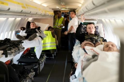 Samolot medyczny ewakuuje rannych żołnierzy w wojnie ukraińskiej