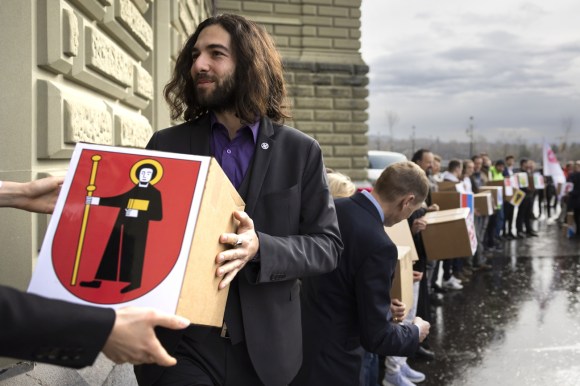 Entrega de cajas de firmas