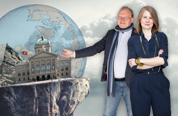 Une homme et une femme devant un maquette du Palais fédéral et une carte du monde