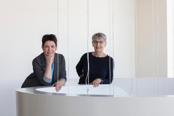 安妮塔·卡萨诺瓦(Anita Casanova)和罗斯玛丽·斯坦曼(Rosmarie Steinmann)在苏黎世(Zurich)州的雷根斯多夫(Regensdorf)镇担任监票员。