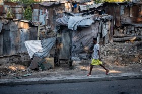 Homme marchant au centre-ville de Port-au-Prince, Haïti