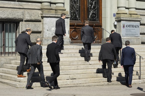 uomini in giacca e cravatta che salgono le scale esterne di un edificio