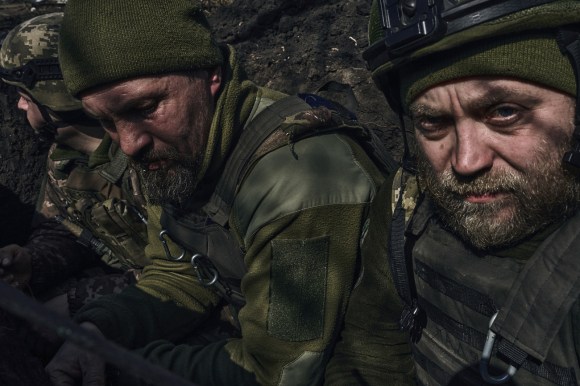 Ukraine war soldiers in trench