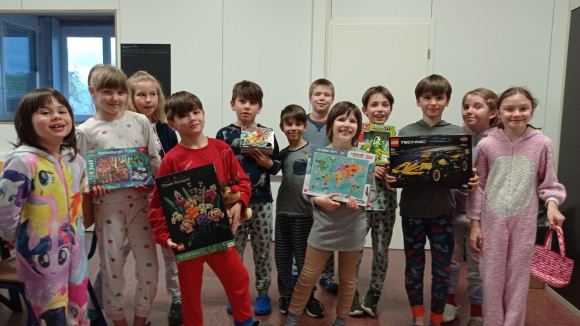 Воспитанники украинского детского дома «Крылья надежды» в Швейцарии с подарками.