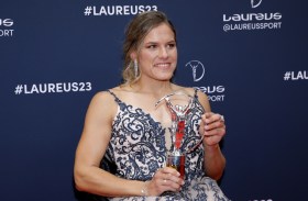 Debrunner con su premio el martes por la noche (Keystone / Teresa Suarez) Catherine Debrunner con el premio