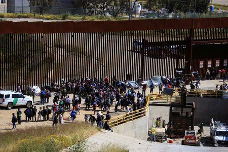 Cientos de inmigrantes inundan la frontera entre EE. UU. y México antes de que termine la regla de la pandemia
