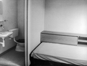 View of a room with simple furniture in the Ulmenhof women's hostel in Ottenbach, canton Zurich, where hard-to-educate girls lived, August 1970. (Keystone) Heim Bett Einrichtung 1970