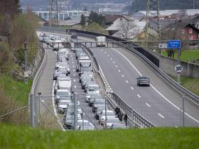 Au cours de la matinée, les bouchons se sont allongés jusqu'à atteindre une longueur de dix kilomètres à 10h30 (image d'archives).
KEYSTONE/URS FLUEELER (sda-ats)