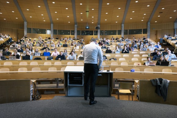 Un aula llena de estudiantes universitarios