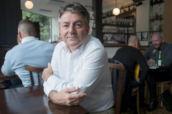Patrick Clastres in un ristorante