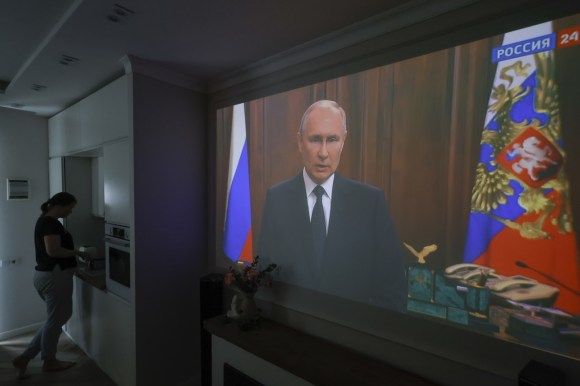 Wladimir Putin bei seiner Fernsehransprache, nachdem Wagner-Truppen nach Moskau marschierten.