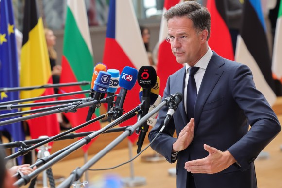 Phot of Mark Rutte speaking to the microphones