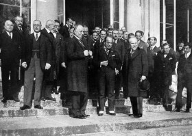 Vertreter aller Konfliktparteien unterzeichnen den Vertrag von Lausanne