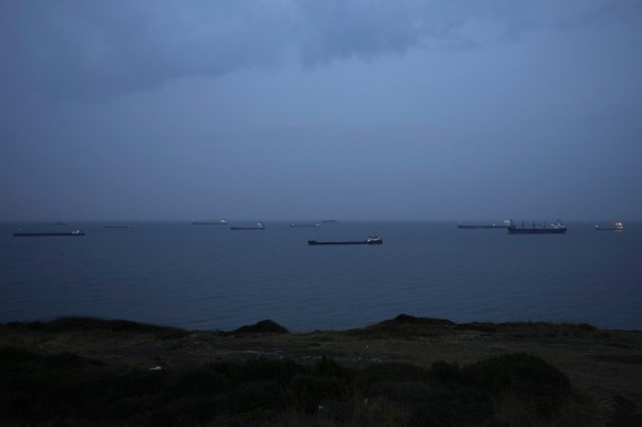 Frachtschiffe warten im Schwarzen Meer