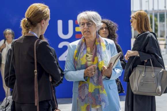 Photo of Elisabeth Baume-Schneider talking to a woman during a meeting