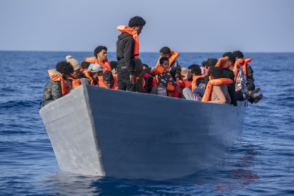 欧州を目指す移民たちは、定員超えの粗末なボートに詰め込まれることが多い