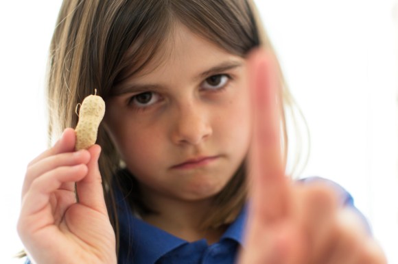 bambina che mostra arachide