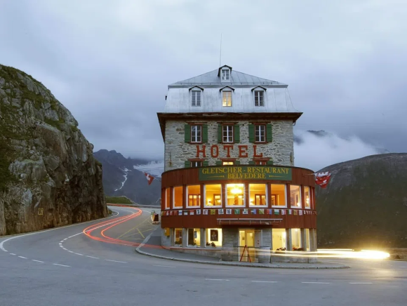 Foto del hotel en una curva de carretera de montaña