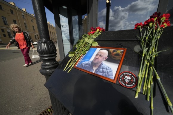 la foto diu Yevgeny Prigozhin tra due mazzi di fiori su una sorta di altarino posto sul marciapiede