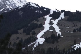 Eine Skipiste mit wenig oder keinem Schnee
