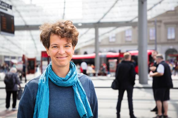 Sabine Jenni auf dem Bahnhofplatz in Bern.