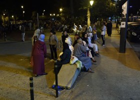 Menschen auf der Straße nach dem Erdbeben