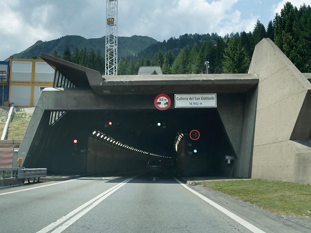 San Gottardo galleria stradale chiusa in entrambe le direzioni SWI swissinfo.ch San Gottardo galleria stradale chiusa in entrambe le direzioni SWI swissinfo.ch