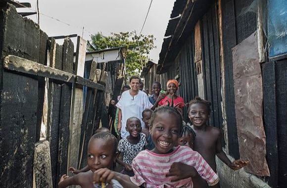 Lotti Latrous mit Kindern in einem Slum in der Elfenbeinküste