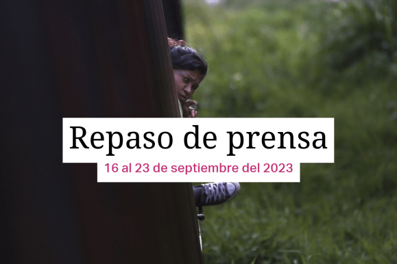 niña asomada en un vagón de un tren