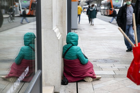 Mujer mendigando en la calle