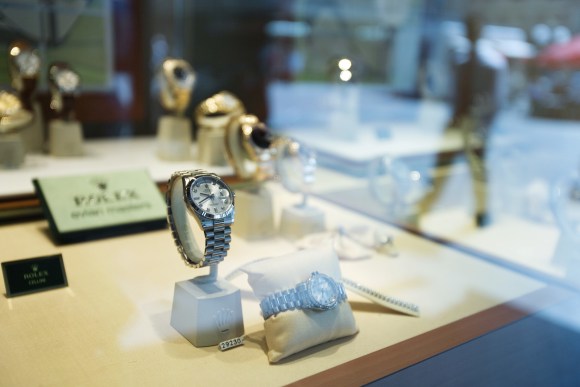 montres de luxe exposées en vitrine