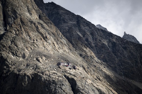 Vue aérienne d un refuge à flanc d une montagne sans neige
