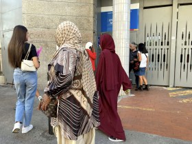 Filles en tenues arabes devant un lycée français