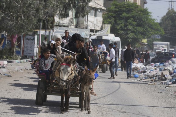 Palestinians fleeing Gaza