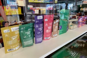 The cannabis products that are available to project participants at the Klybeck pharmacy in central Basel. (swissinfo.ch) Cannabis samples in chemists.