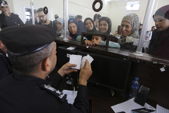 Palestinians with dual nationality at the border between Egypt and Gaza