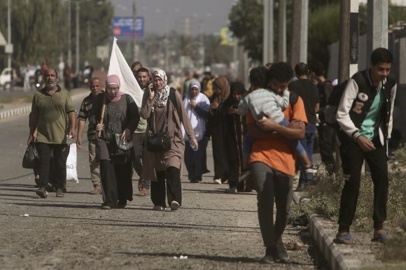 Des personnes s enfuient du nord de la bande de Gaza vers le sud, un drapeau blanc à la main.