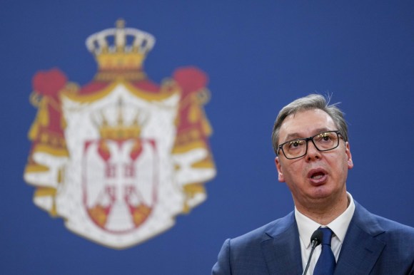 Le président serbe posant devant les armoiries de son pays