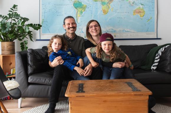 Un couple avec ses deux enfants sur un canapé